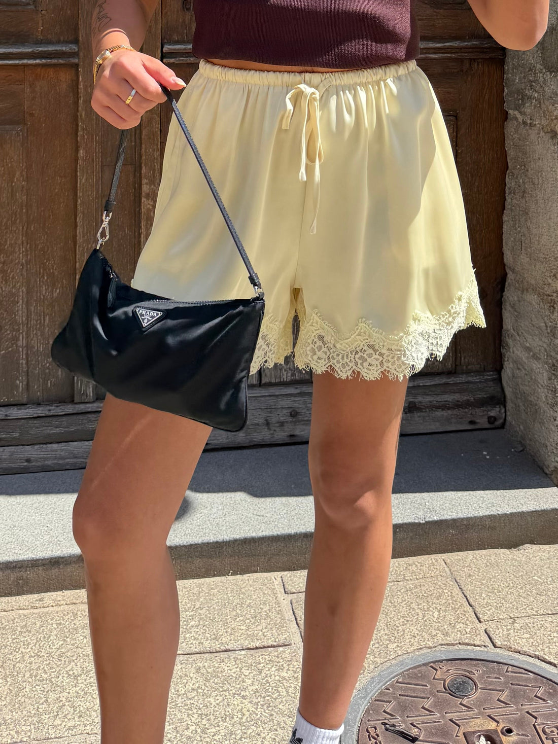 Short en satin et dentelle